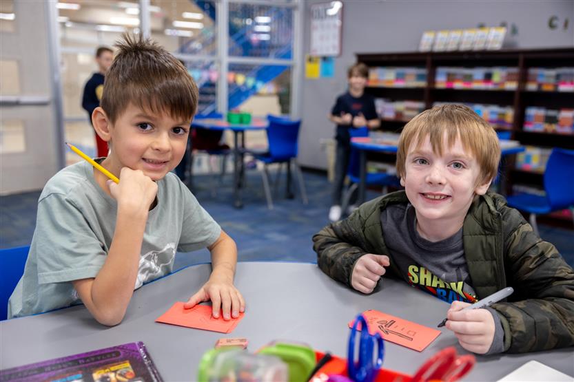Students make red envelopes in the library